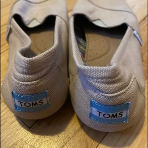 Toms slip on canvas flats
